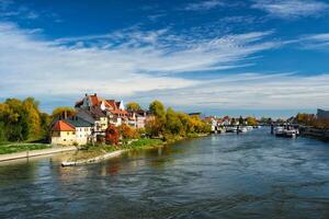 Häuser entlang Donau Fluss. Regensburg, Bayern, Deutschland foto
