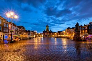 delft Markt Platz markt im das Abend. Delft, Niederlande foto