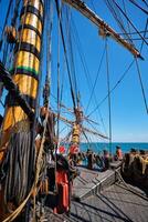 Deck mit Masten und Seile von hölzern Alter von segeln Segeln Schiff foto