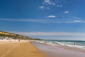 atlantisch Ozean Strand beim fonte da telha Strand, Costa da Caparica, Portugal foto