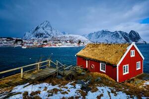 traditionell rot rorbu Haus im reine Dorf auf Lofoten Inseln, foto