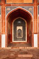 Bogen mit geschnitzt Marmor Fenster. Humayuns Grab, Delhi foto