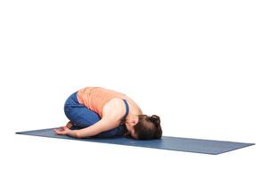 schön sportlich passen Yogi Mädchen Praktiken Methoden Ausübungen Yoga Asana Balasana foto