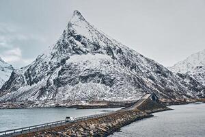 Fredvang Brücken. Lofoten Inseln, Norwegen foto