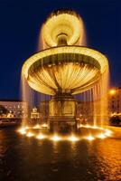 Brunnen im das geschwister-scholl-platz im das Abend. München, foto