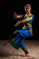 schöne Tänzerin des indischen klassischen Tanzes Bharatanatyam foto