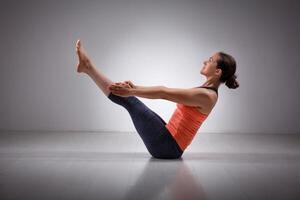 Frau Praktiken Methoden Ausübungen Yoga Asana Plenum navasana foto