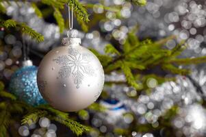 Dekoration Flitter auf dekoriert Weihnachten Baum foto