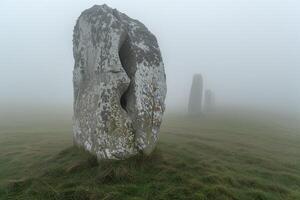 ai generiert Reihe von uralt Megalith Steine n ein Wiese im dick Nebel foto