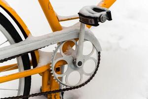 Fahrrad Kette, Fahrt System, und Pedale bedeckt im Winter Schnee foto