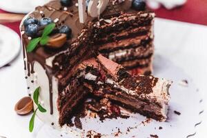 exquisit Schokolade Kuchen mit Beere und Nuss Dekorationen, Ideal zum Geburtstag foto