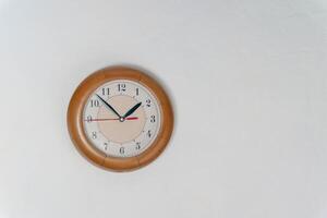 Uhr hängend auf Mauer im Zimmer. Zeit beim 1 Stunde und 50 Protokoll. Weiß Mauer. runden Uhr foto