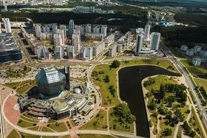 oben Aussicht von das National Bibliothek und ein Neu Gegend mit ein Park im Minsk-die Hauptstadt von das Republik von Weißrussland, ein Öffentlichkeit Gebäude foto