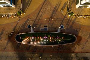 oben Aussicht von das Stadt Brunnen im das Neu Kreis von Minsk Mayak heiß Sommer- und Urlaub machen Leute Leute entspannen und gehen in der Nähe von ein groß Brunnen im das Stadt.Weißrussland foto