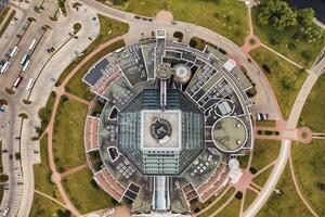 oben Aussicht von das National Bibliothek im Minsk-die Hauptstadt von das Republik von Weißrussland, ein Öffentlichkeit Gebäude foto