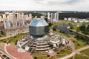 oben Aussicht von das National Bibliothek im Minsk-die Hauptstadt von das Republik von Weißrussland, ein Öffentlichkeit Gebäude foto
