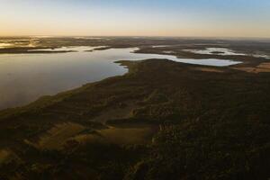 oben Aussicht von See fahren im das braslaw Seen National Park, das die meisten schön Seen im belarus.an Insel im das See.Weißrussland. foto