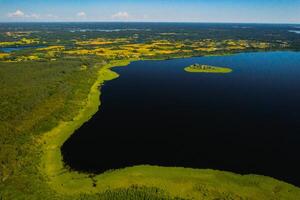 oben Aussicht von See fahren im das braslaw Seen National Park, das die meisten schön Seen im belarus.an Insel im das See.Weißrussland. foto
