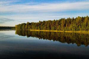 oben Aussicht von Bolta See im das Wald im das braslaw Seen National Park beim Dämmerung, das die meisten schön setzt im belarus.an Insel im das See.Weißrussland. foto