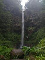 Malang, Indonesien, 22 Okt. 2020 - - Aussicht von watu weiter Wasserfall, malang foto