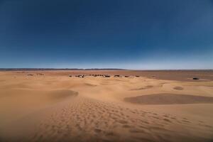 ein Panorama- Sand Düne in der Nähe von das Wüste Lager beim mhamid el Abonnieren im Marokko foto