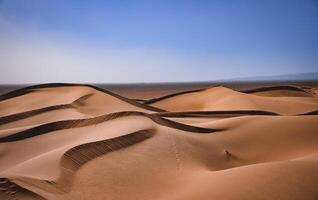 ein Sand Düne von Sahara Wüste beim mhamid el Abonnieren im Marokko foto