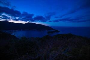 ein Dämmerung Panorama- Hafen beim das Land Seite im Shizuoka breit Schuss foto