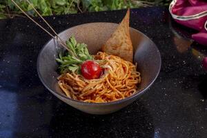 Pasta im Tomate Soße mit Hähnchen kostenlos Foto