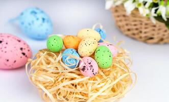 dekorativ Ostern Eier auf das Tisch. glücklich Ostern. Nahansicht. selektiv Fokus. foto