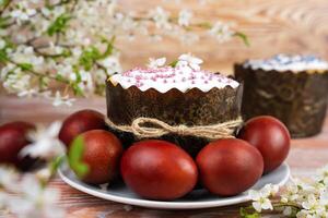 Frühling Ostern Komposition mit Ostern Kuchen und farbig Eier auf das Tisch. festlich Ostern Karte. Nahansicht. selektiv Fokus. foto