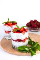 lecker Dessert mit frisch Erdbeere, Joghurt und Chia Saat im Brille. Diät Frühstück. foto