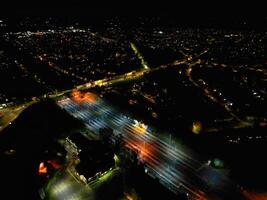 Antenne Nacht Aussicht von beleuchtet zentral aylesbury Stadt, Dorf von England vereinigt Königreich. April 1, 2024 foto