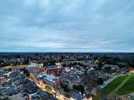 hoch Winkel Aussicht von beleuchtet zentral harpenden Stadt, Dorf von England während Nacht. vereinigt Königreich. März 16., 2024 foto