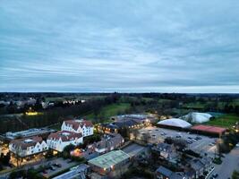 hoch Winkel Aussicht von beleuchtet zentral harpenden Stadt, Dorf von England während Nacht. vereinigt Königreich. März 16., 2024 foto