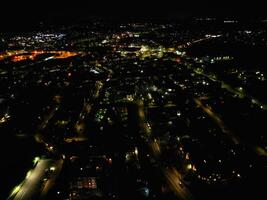 Antenne Nacht Aussicht von beleuchtet zentral aylesbury Stadt, Dorf von England vereinigt Königreich. April 1, 2024 foto