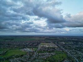 Antenne Aussicht von Wohn Nachlass beim Luton Stadt von England während Sonnenuntergang. vereinigt Königreich. März 17., 2024 foto