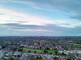 die meisten schön Antenne Aussicht von Wohn Kreis während Orange Sonnenuntergang Über Luton, England Vereinigtes Königreich. März 19., 2024 foto