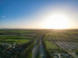 hoch Winkel Aussicht von Park und Reiten Bus Bahnhof beim Dornenhügel Oxfordshire England vereinigt Königreich während Sonnenaufgang. März 23., 2024 foto