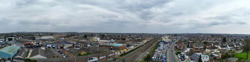 hoch Winkel Panorama- Aussicht von Luton Stadt während wolkig und regnerisch Sonnenuntergang. Luton, England Vereinigtes Königreich. März 26., 2024 foto