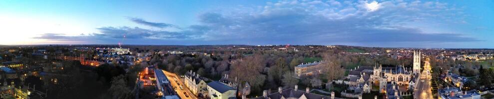 Antenne Panorama- Aussicht von beleuchtet historisch Oxford zentral Stadt von England beim Nacht. England vereinigt Königreich. März 23., 2024 foto