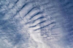 schön gestreift Wolke Formation im Himmel suchen mögen flauschige Wellen, Wetter Prognose foto