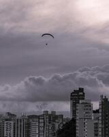 Gleitschirmfliegen im das Himmel von sao Vicente, Brasilien. foto