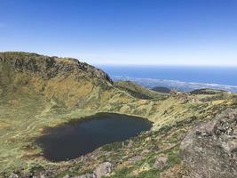 Blick auf den Krater des Vulkans Hallasan. Insel Jeju, Südkorea foto