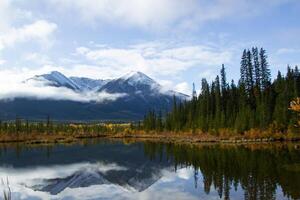 Antenne Aussicht von das Zinnober Seen in der Nähe von Banff, Kanada. foto