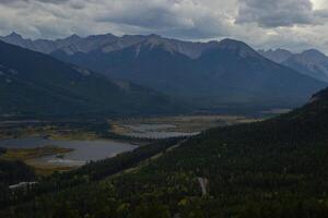 Antenne Aussicht von das Zinnober Seen in der Nähe von Banff, Kanada. foto