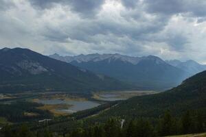 Antenne Aussicht von das Zinnober Seen in der Nähe von Banff, Kanada. foto