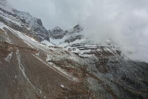 Antenne Aussicht von das schneebedeckt Berge von See Louise, Kanada. foto