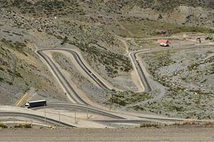 los Karakolen Wüste Autobahn, mit viele Kurven, im das Anden Berge foto
