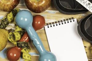 Obst zum Gewicht Verlust mit Messung Band und Ausrüstung zum Übung und Diät, Gewicht Verlust foto