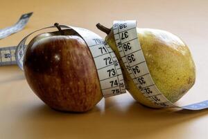 Apfel und Birne Früchte Darstellen Formen von Fettleibigkeit foto